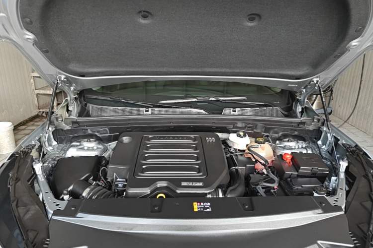 Used Buick Envision 2025 25T Entry-Grade Platinum Edition Engine Bay