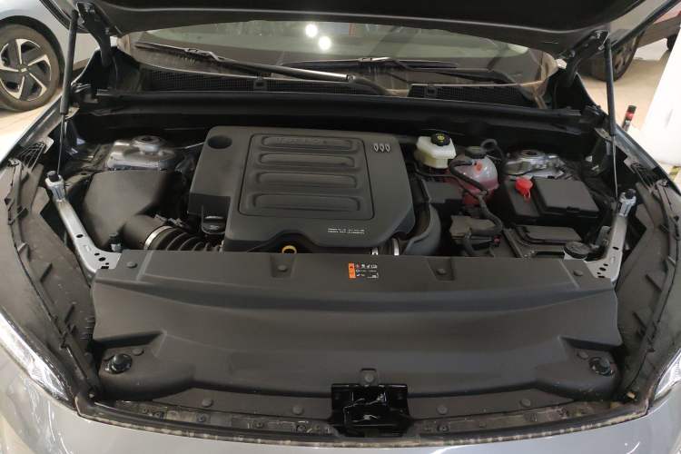Used Buick Envision 2025 25T Entry-Grade Platinum Edition Engine Bay