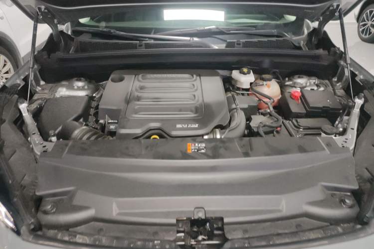 Used Buick Envision 2025 25T Entry-Grade Platinum Edition Engine Bay