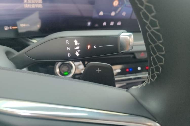 Used Buick Envision 2025 25T Entry-Grade Platinum Edition Gear Lever