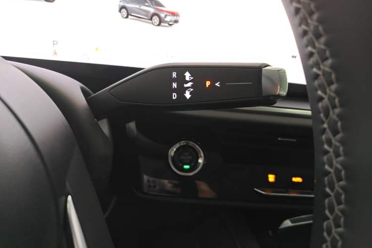 Used Buick Envision 2025 25T Entry-Grade Platinum Edition Gear Lever