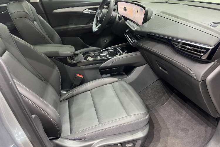 Used Buick Envision 2025 25T Entry-Grade Platinum Edition Interior 2
