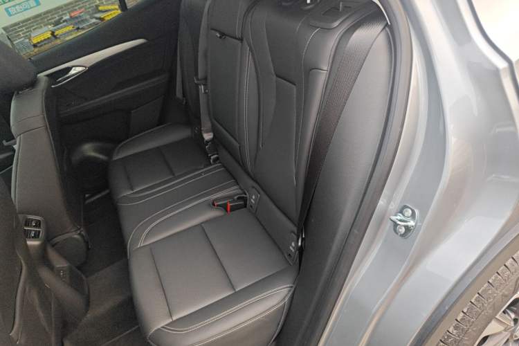 Used Buick Envision 2025 25T Entry-Grade Platinum Edition Interior 4