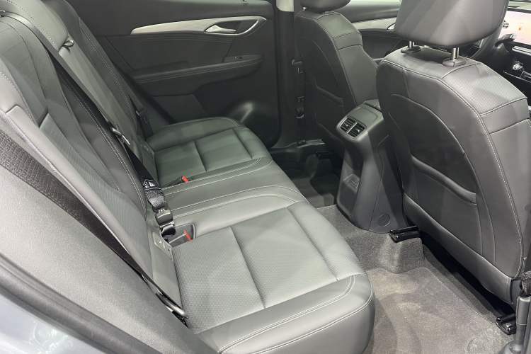 Used Buick Envision 2025 25T Entry-Grade Platinum Edition Interior 4