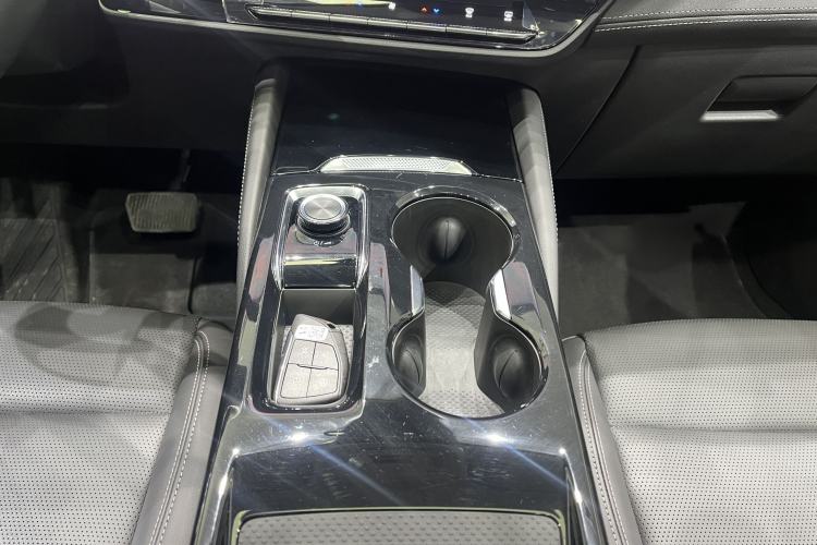 Used Buick Envision 2025 25T Entry-Grade Platinum Edition Interior 7