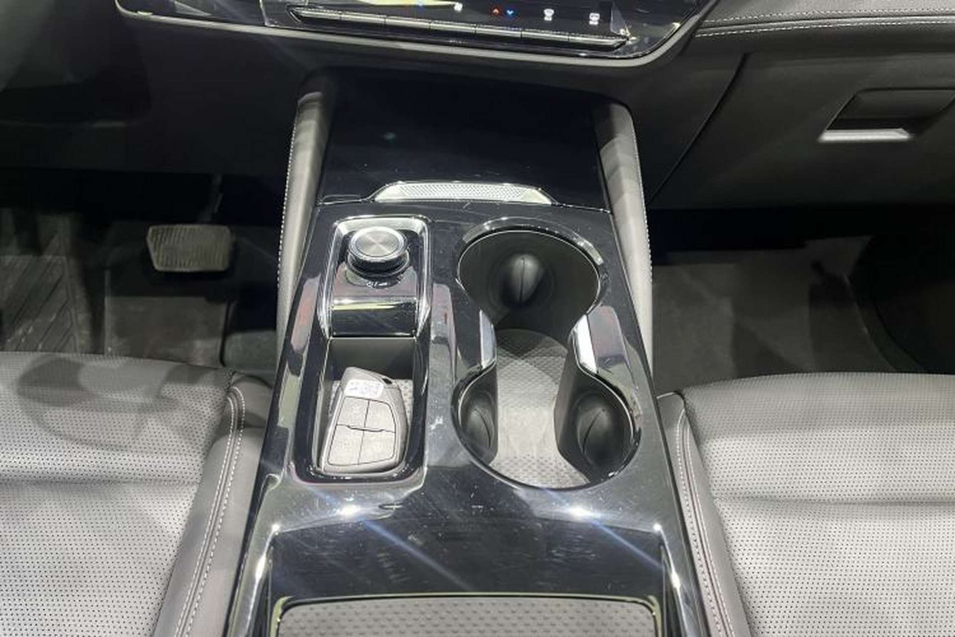Used Buick Envision 2025 25T Entry-Grade Platinum Edition Interior 7