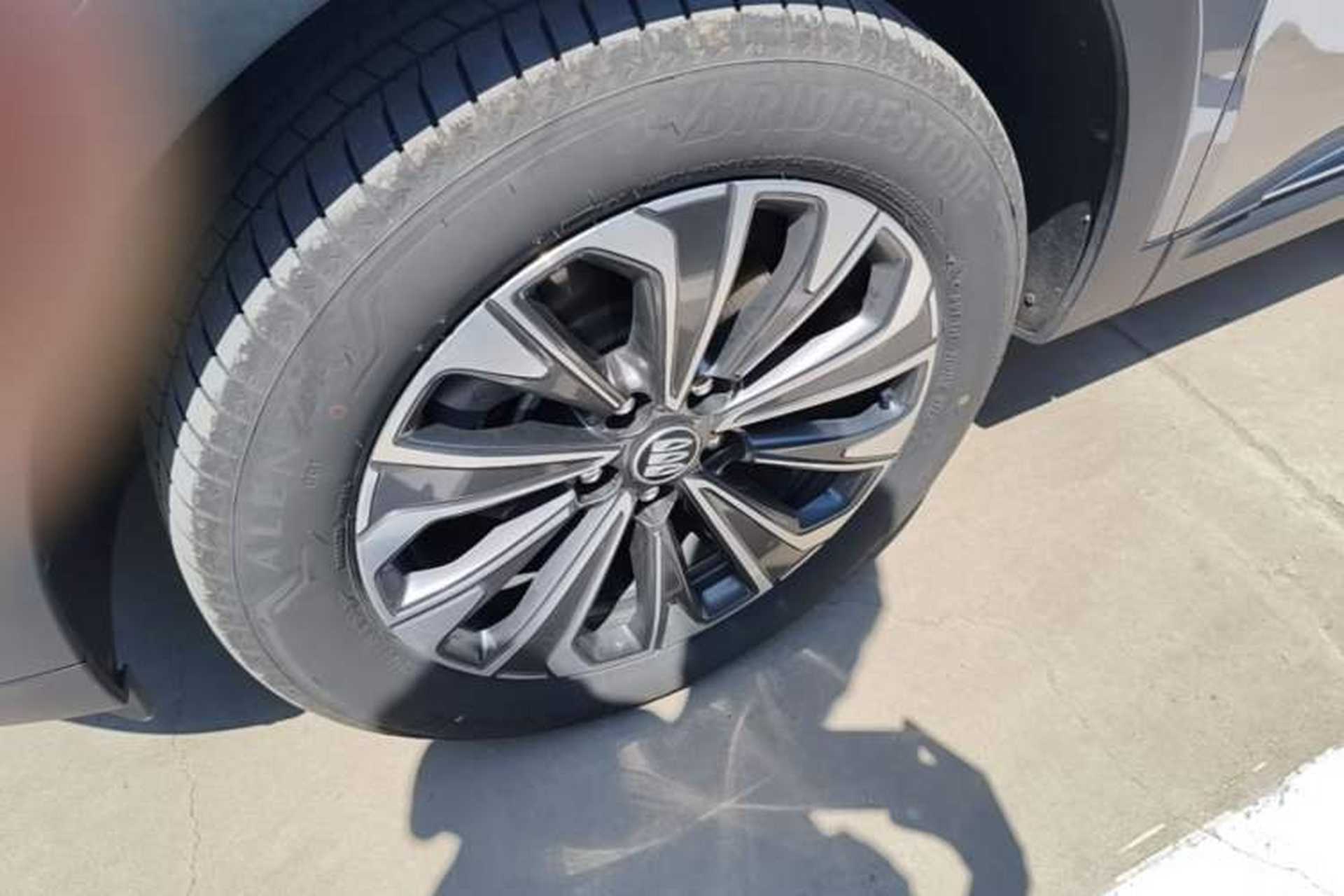 Used Buick Envision 2025 25T Entry-Grade Platinum Edition Left Front Wheel Hub