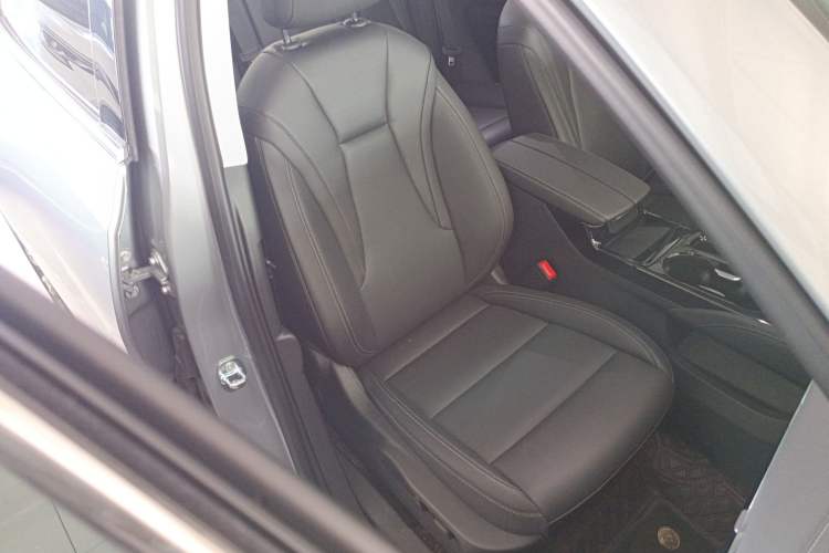 Used Buick Envision 2025 25T Entry-Grade Platinum Edition Right Front Seat