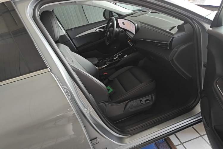 Used Buick Envision 2025 25T Entry-Grade Platinum Edition Right Front Seat