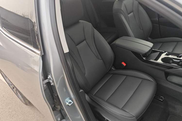 Used Buick Envision 2025 25T Entry-Grade Platinum Edition Right Front Seat