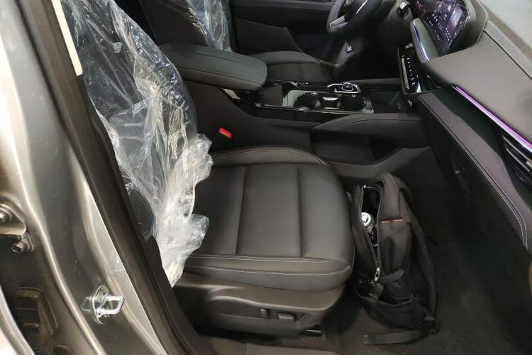 Used Buick Envision 2025 25T Entry-Grade Platinum Edition Right Front Seat