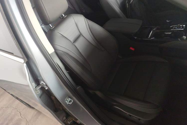 Used Buick Envision 2025 25T Entry-Grade Platinum Edition Right Front Seat