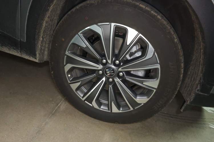 Used Buick Envision 2025 Encore Plus 28T All-Wheel-Drive Platinum Edition Right Front Wheel Hub