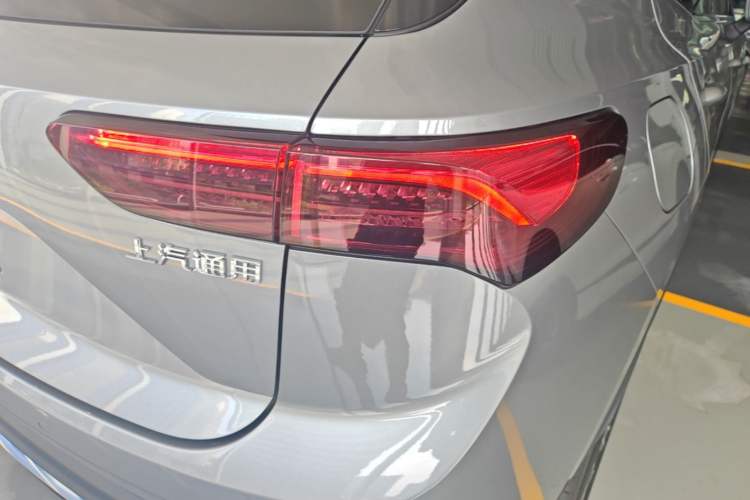 Used Buick Envision 2025 25T Entry-Grade Platinum Edition Right Rear Taillight