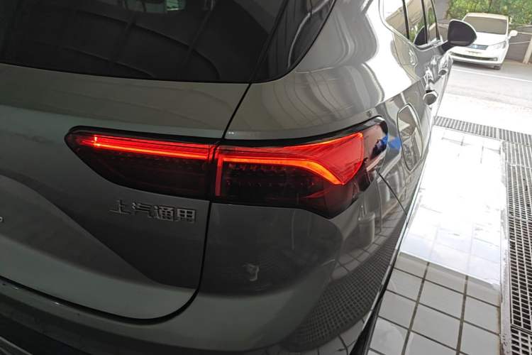 Used Buick Envision 2025 25T Entry-Grade Platinum Edition Right Rear Taillight