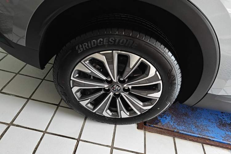 Used Buick Envision 2025 25T Entry-Grade Platinum Edition Right Rear Wheel Hub