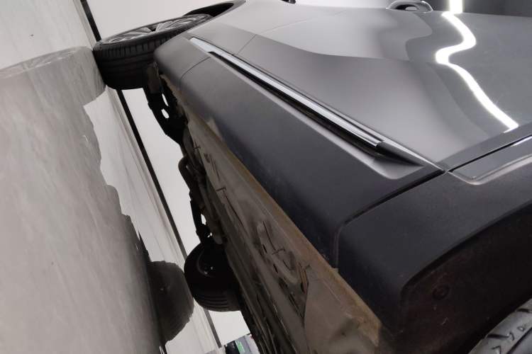 Used Buick Envision 2025 25T Entry-Grade Platinum Edition Right Side Sill