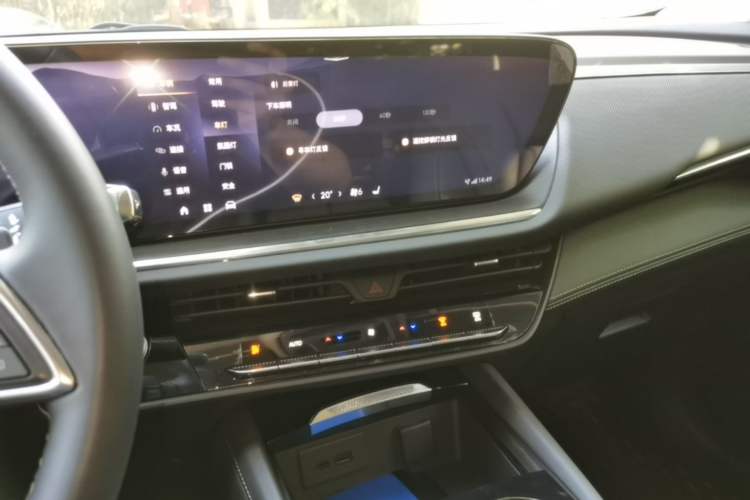 Used Buick Envision 2025 25T Entry-Grade Platinum Edition Audio And AC Panel