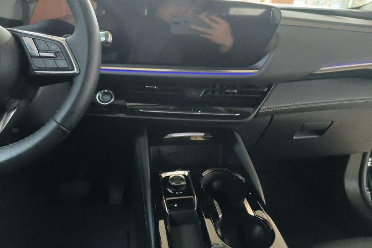 Used Buick Envision 2025 25T Entry-Grade Platinum Edition Audio And AC Panel