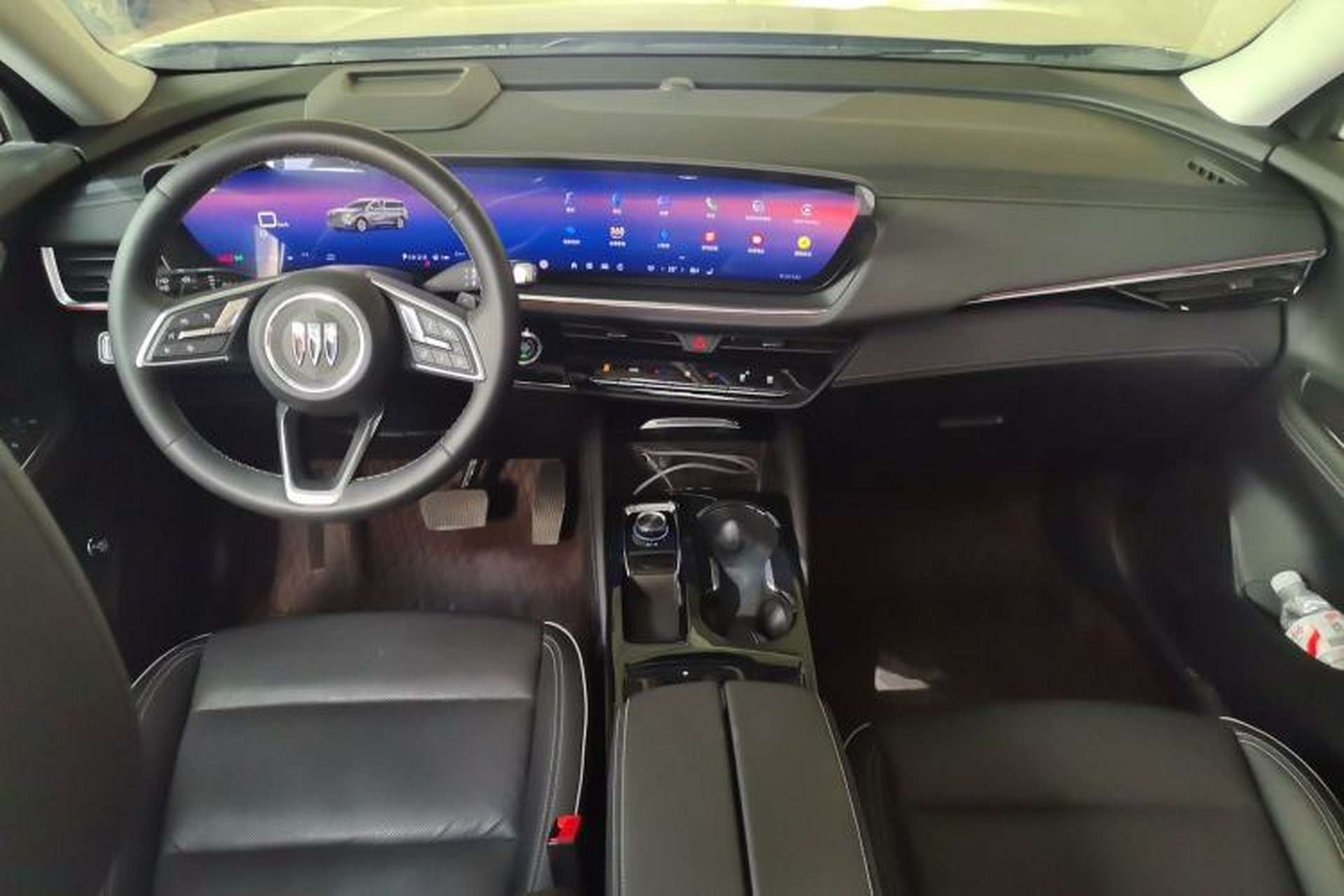 Used Buick Envision 2025 Encore Plus 28T Two-Wheel-Drive Platinum Edition Center Console