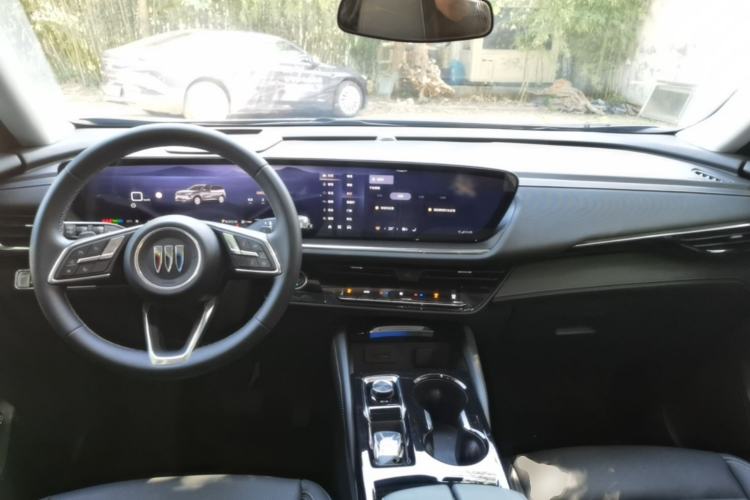 Used Buick Envision 2025 25T Entry-Grade Platinum Edition Center Console