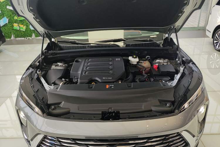 Used Buick Envision 2025 25T Entry-Grade Platinum Edition Engine Bay