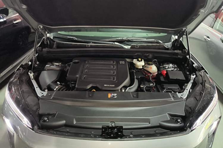 Used Buick Envision 2025 25T Entry-Grade Platinum Edition Engine Bay