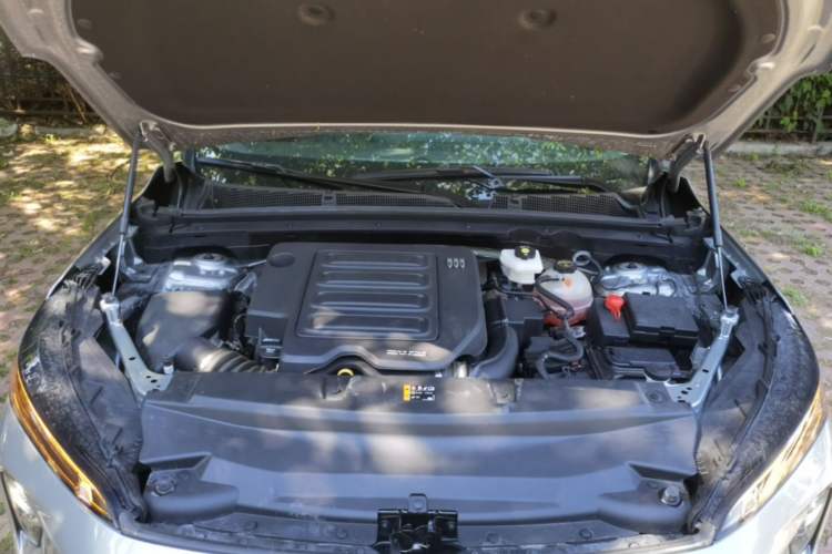 Used Buick Envision 2025 25T Entry-Grade Platinum Edition Engine Bay