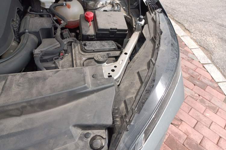 Used Buick Envision 2025 25T Entry-Grade Platinum Edition Engine Bay Left