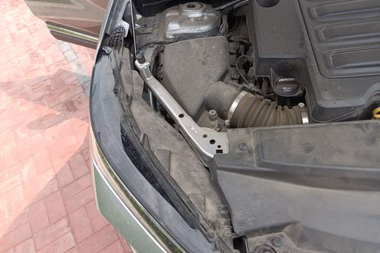 Used Buick Envision 2025 25T Entry-Grade Platinum Edition Engine Bay Right