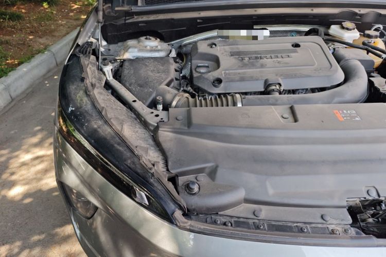 Used Buick Envision 2025 Encore Plus Four-Wheel Drive Avenir Engine Bay Right