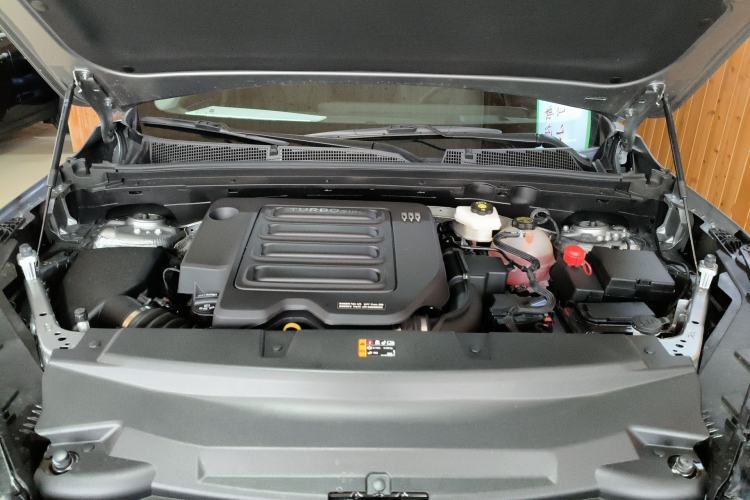 Used Buick Envision 2025 25T Entry-Grade Platinum Edition Engine Bay