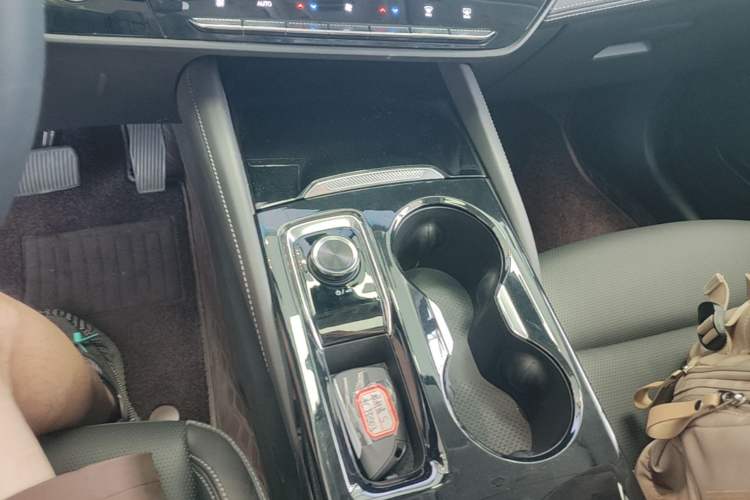 Used Buick Envision 2025 25T Entry-Grade Platinum Edition Gear Lever
