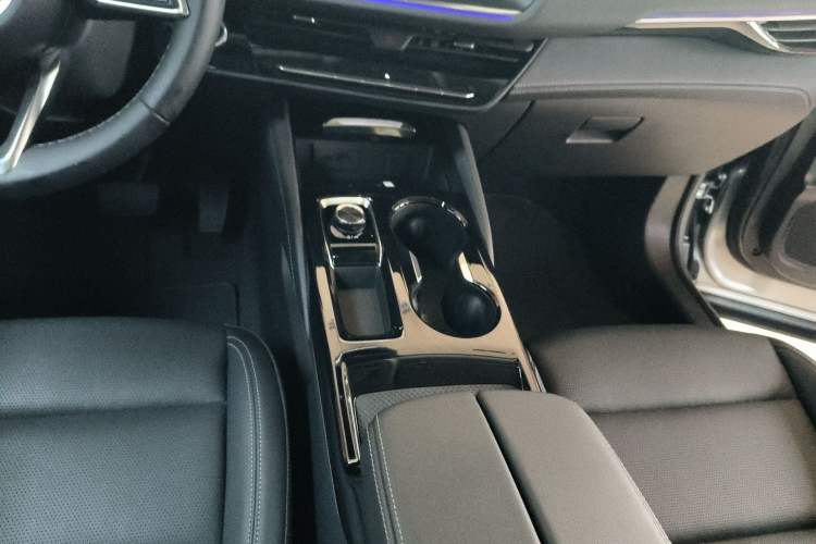 Used Buick Envision 2025 25T Entry-Grade Platinum Edition Gear Lever