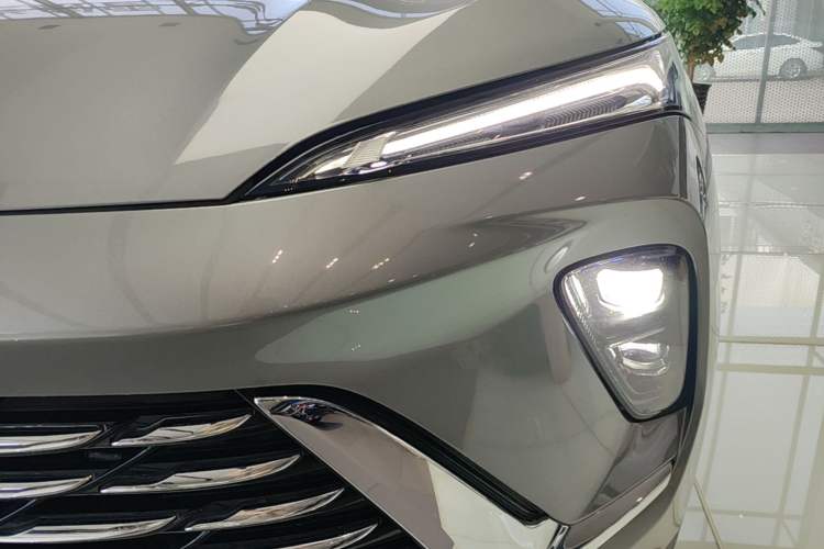 Used Buick Envision 2025 25T Entry-Grade Platinum Edition Left Front Headlight