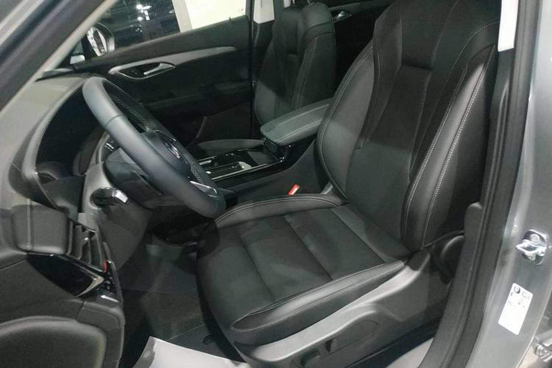 Used Buick Envision 2025 25T Entry-Grade Platinum Edition Left Front Seat