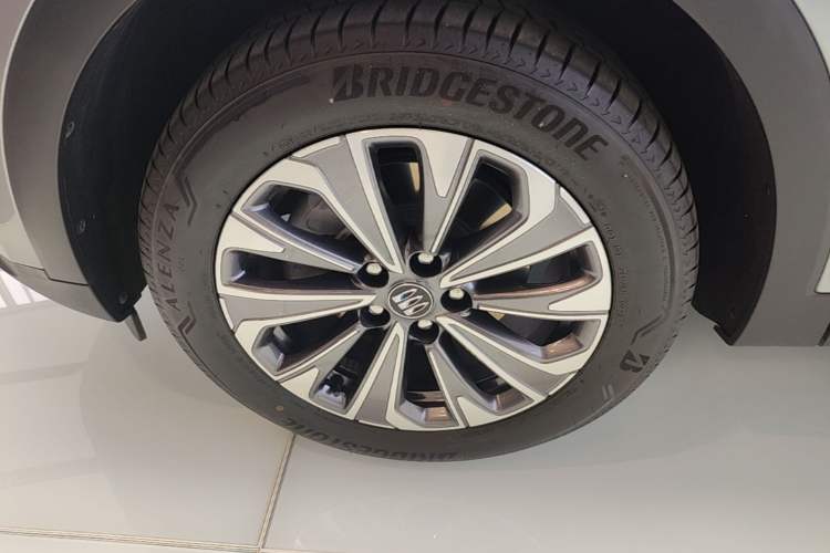 Used Buick Envision 2025 25T Entry-Grade Platinum Edition Left Front Wheel Hub