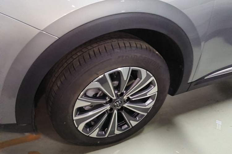 Used Buick Envision 2025 25T Entry-Grade Platinum Edition Left Front Wheel Hub