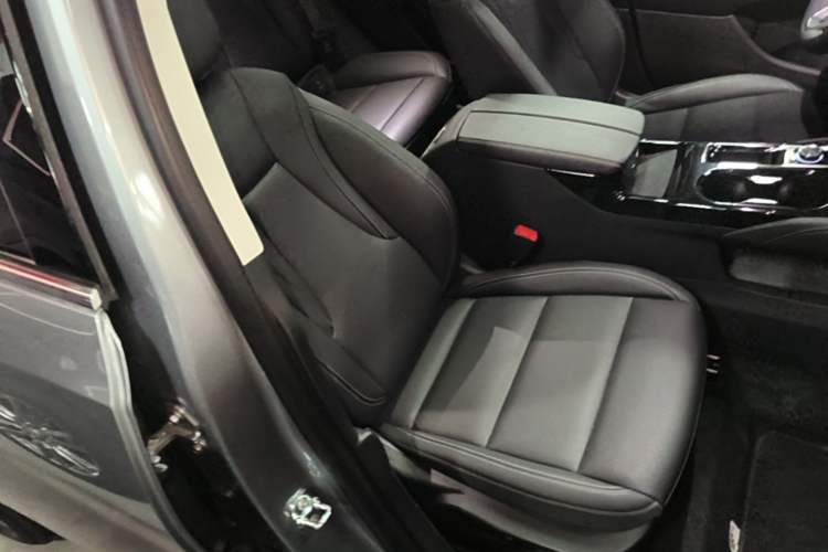 Used Buick Envision 2025 25T Entry-Grade Platinum Edition Right Front Seat