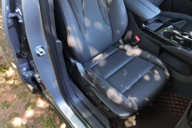 Used Buick Envision 2025 25T Entry-Grade Platinum Edition Right Front Seat