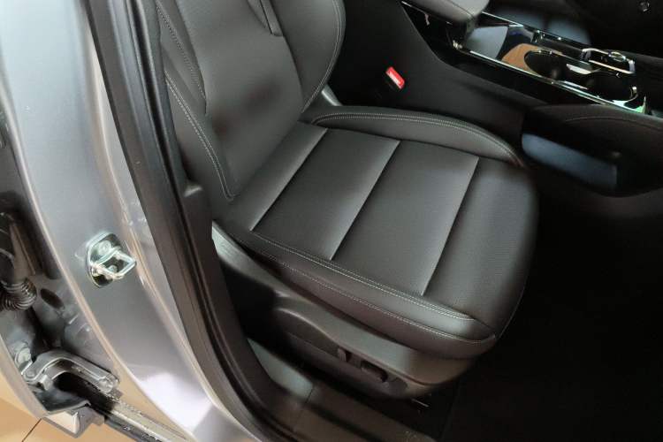 Used Buick Envision 2025 25T Entry-Grade Platinum Edition Right Front Seat