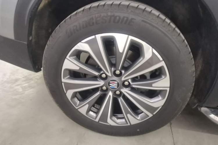 Used Buick Envision 2025 Encore Plus 28T Two-Wheel-Drive Platinum Edition Right Rear Wheel Hub
