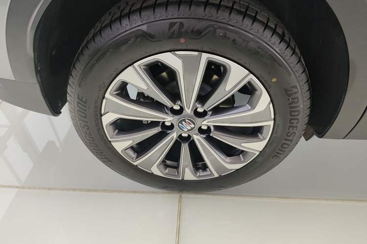 Used Buick Envision 2025 25T Entry-Grade Platinum Edition Right Rear Wheel Hub