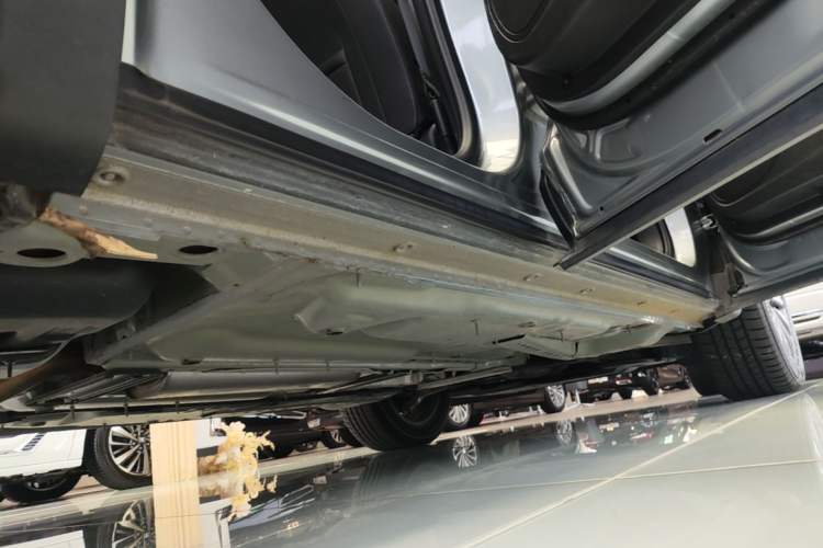 Used Buick Envision 2025 25T Entry-Grade Platinum Edition Right Side Sill