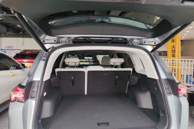 Used Buick Envision 2025 Encore Plus Four-Wheel Drive Avenir Trunk