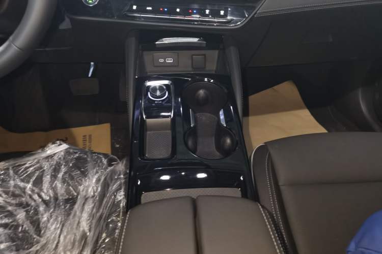 Used Buick Envision 2025 Encore Plus 28T Two-Wheel-Drive Platinum Edition Gear Lever