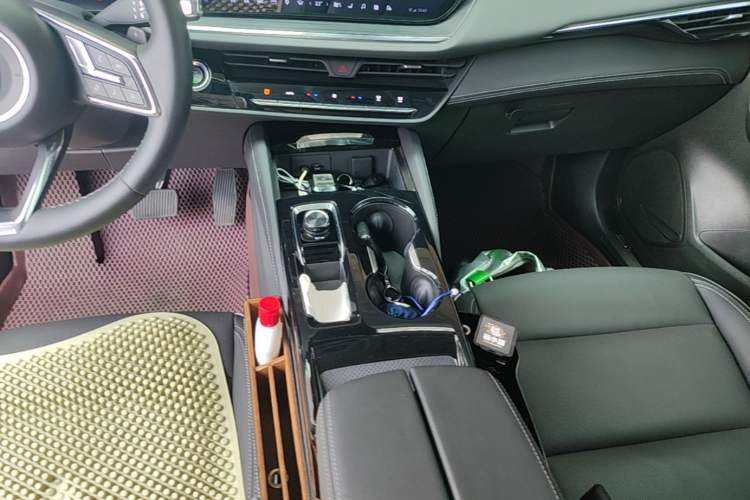 Used Buick Envision 2025 Encore Plus 28T All-Wheel-Drive Platinum Edition Gear Lever