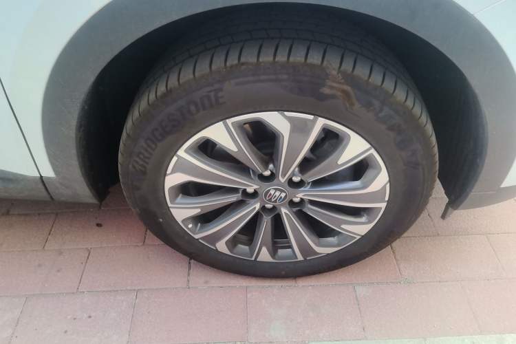 Used Buick Envision 2025 Encore Plus 28T Two-Wheel-Drive Platinum Edition Right Front Wheel Hub