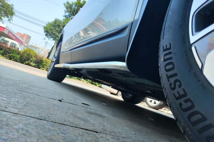 Used Buick Envision 2025 Encore Plus 28T All-Wheel-Drive Platinum Edition Right Side Sill