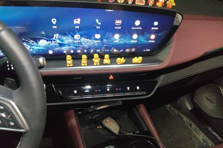Used Buick Envision 2026 Model Equinox Plus 28T Two-Wheel-Drive Platinum Edition Audio And AC Panel